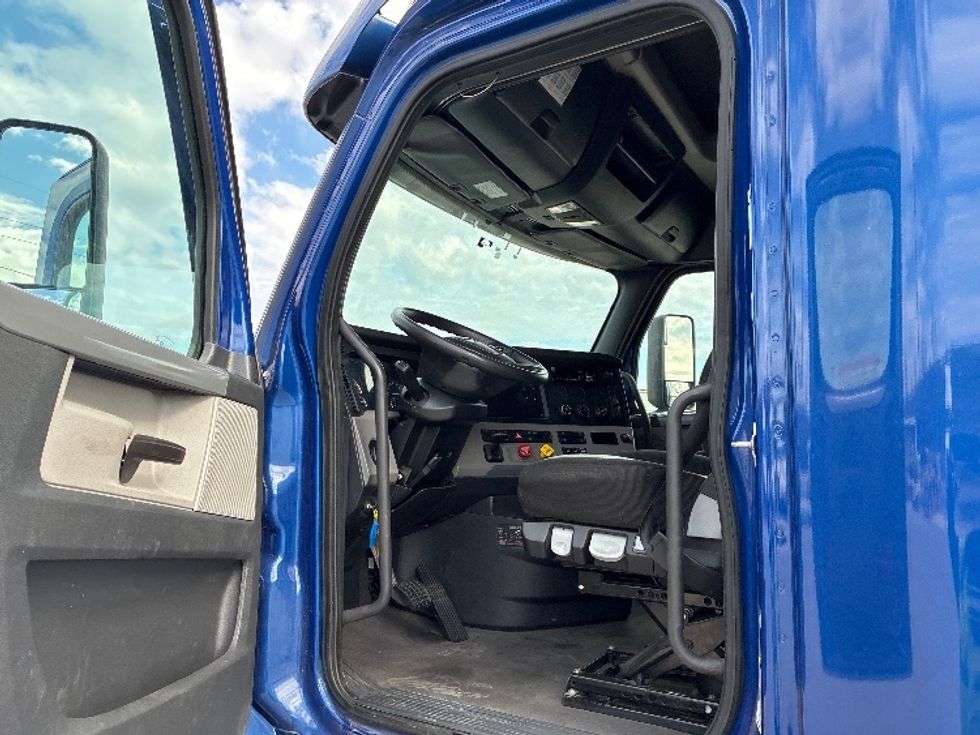 Sleeper Tractor-Heavy Duty Tractors-Freightliner-2021-T12642ST-Fort Wayne-IN-425,875\n\t\tmiles-$ 60,500 - Image 9