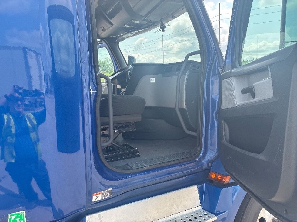 Sleeper Tractor-Heavy Duty Tractors-Freightliner-2021-T12642ST-Fort Wayne-IN-461,493\n\t\tmiles-$ 57,500 - Image 13