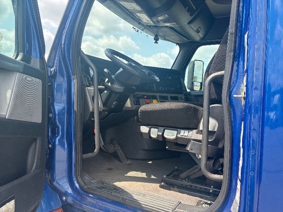 Sleeper Tractor-Heavy Duty Tractors-Freightliner-2021-T12642ST-Fort Wayne-IN-461,493\n\t\tmiles-$ 57,500 - Image 9