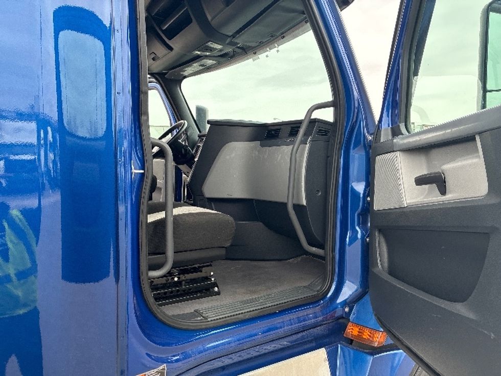 Sleeper Tractor-Heavy Duty Tractors-Freightliner-2021-T12642ST-Fort Wayne-IN-465,984\n\t\tmiles-$ 57,250 - Image 13