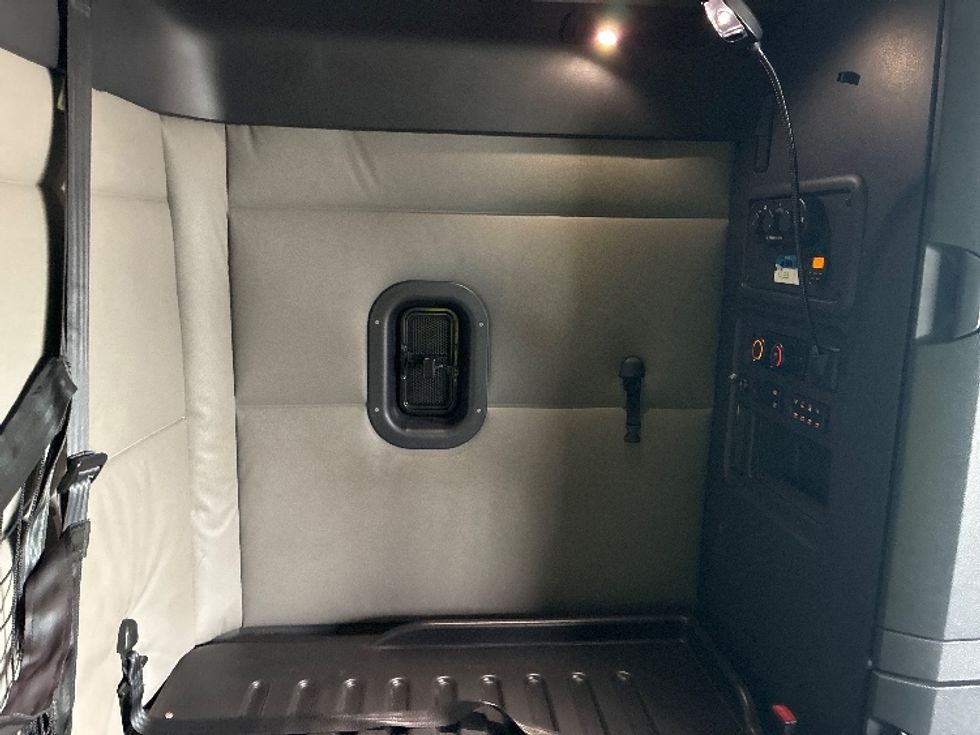 Sleeper Tractor-Heavy Duty Tractors-Freightliner-2021-T12642ST-Fort Wayne-IN-465,984\n\t\tmiles-$ 57,250 - Image 18