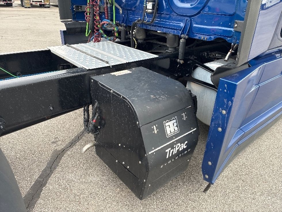 Sleeper Tractor-Heavy Duty Tractors-Freightliner-2021-T12642ST-Fort Wayne-IN-465,984\n\t\tmiles-$ 57,250 - Image 23