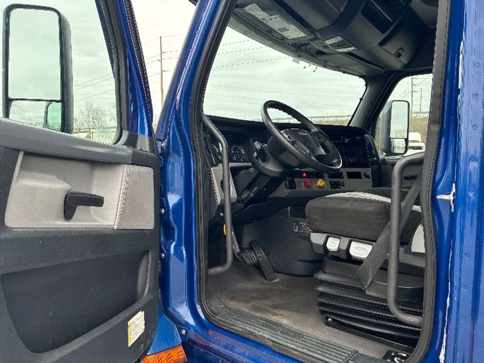 Sleeper Tractor-Heavy Duty Tractors-Freightliner-2021-T12642ST-Fort Wayne-IN-465,984\n\t\tmiles-$ 57,250 - Image 9