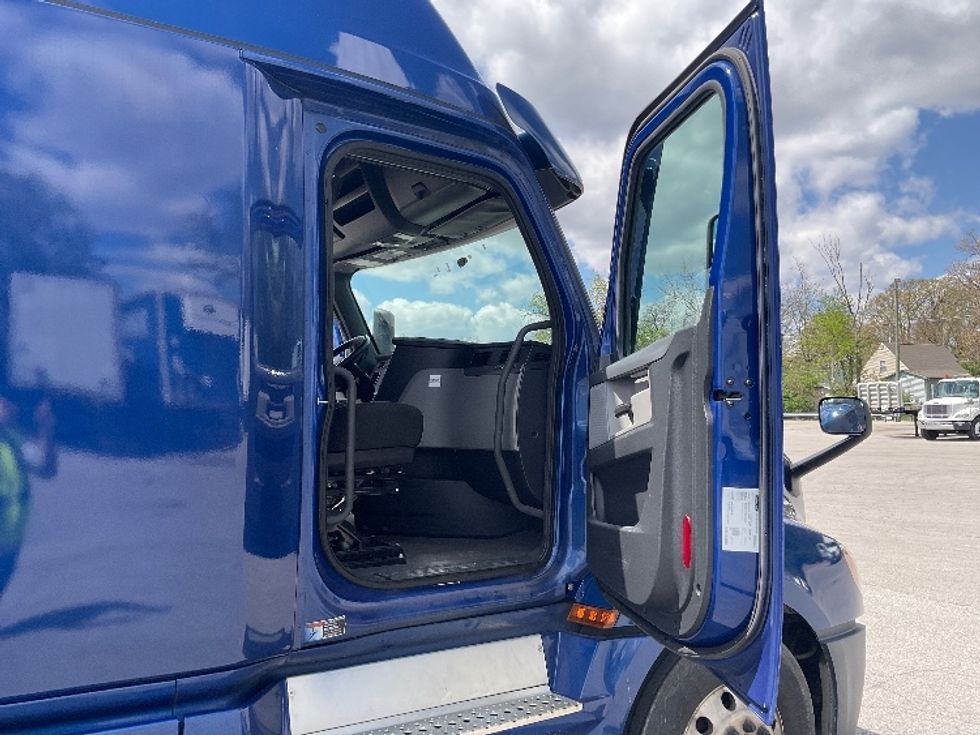 Sleeper Tractor-Heavy Duty Tractors-Freightliner-2021-T12642ST-Fort Wayne-IN-492,968\n\t\tmiles-$ 59,250 - Image 13