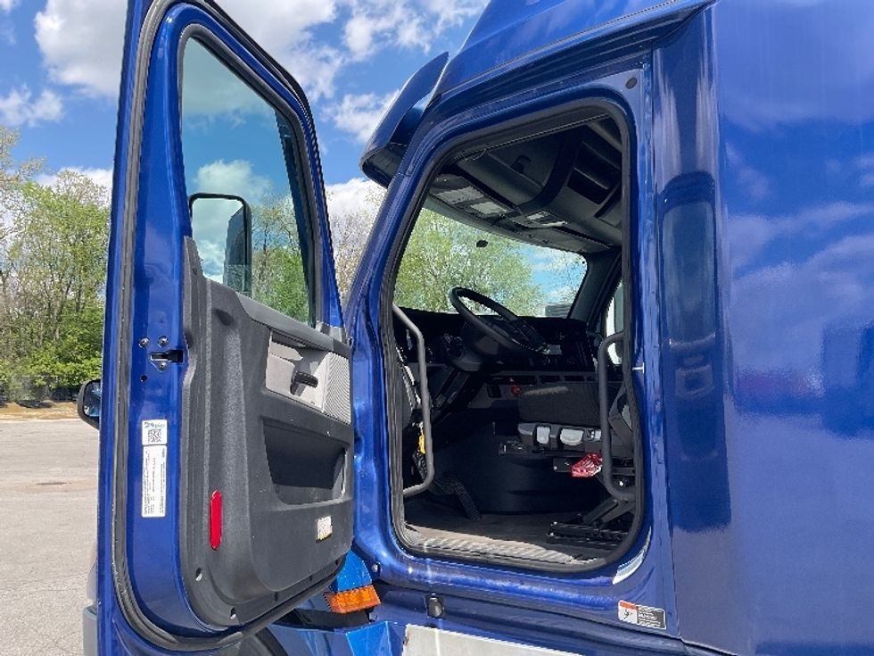 Sleeper Tractor-Heavy Duty Tractors-Freightliner-2021-T12642ST-Fort Wayne-IN-492,968\n\t\tmiles-$ 59,250 - Image 9