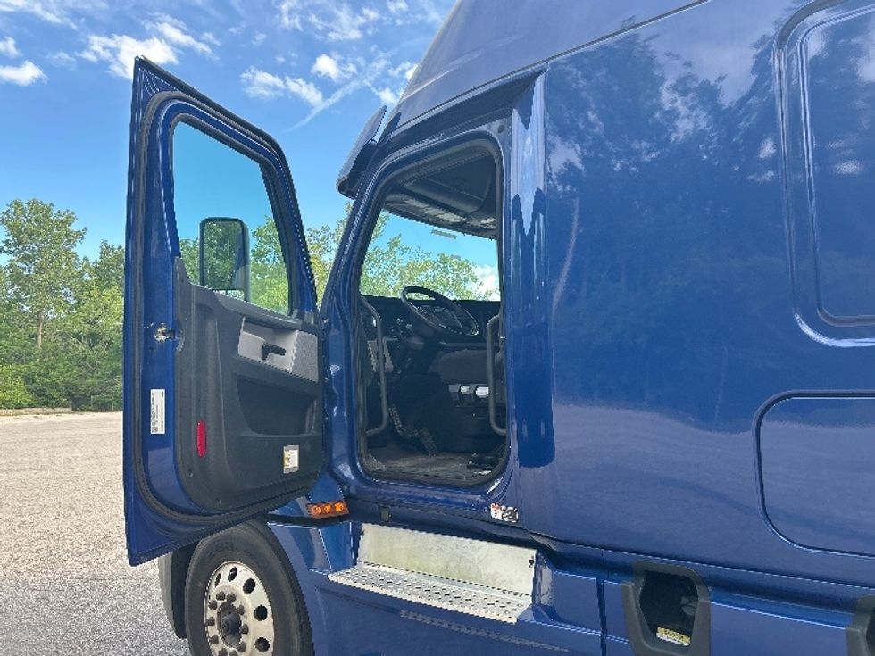 Sleeper Tractor-Heavy Duty Tractors-Freightliner-2021-T12642ST-Fort Wayne-IN-506,123\n\t\tmiles-$ 56,250 - Image 9