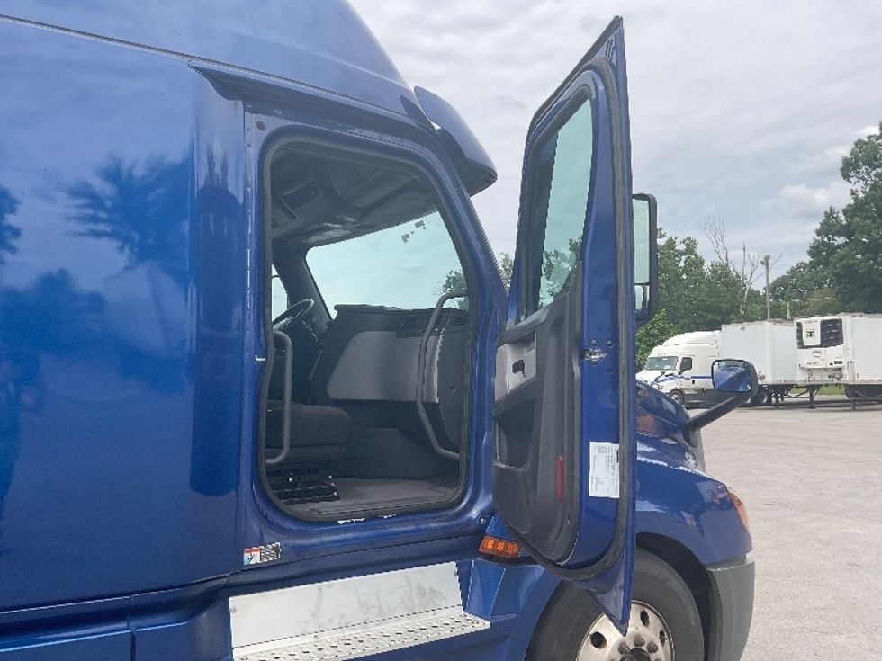 Sleeper Tractor-Heavy Duty Tractors-Freightliner-2021-T12642ST-Fort Wayne-IN-529,188\n\t\tmiles-$ 55,000 - Image 13