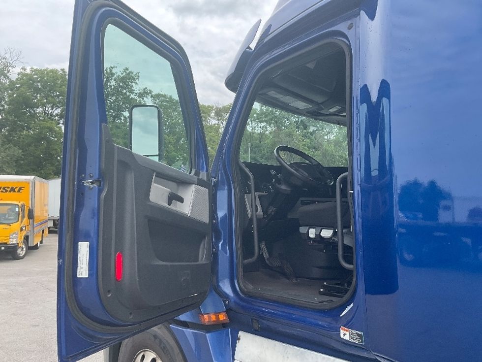 Sleeper Tractor-Heavy Duty Tractors-Freightliner-2021-T12642ST-Fort Wayne-IN-529,188\n\t\tmiles-$ 55,000 - Image 9