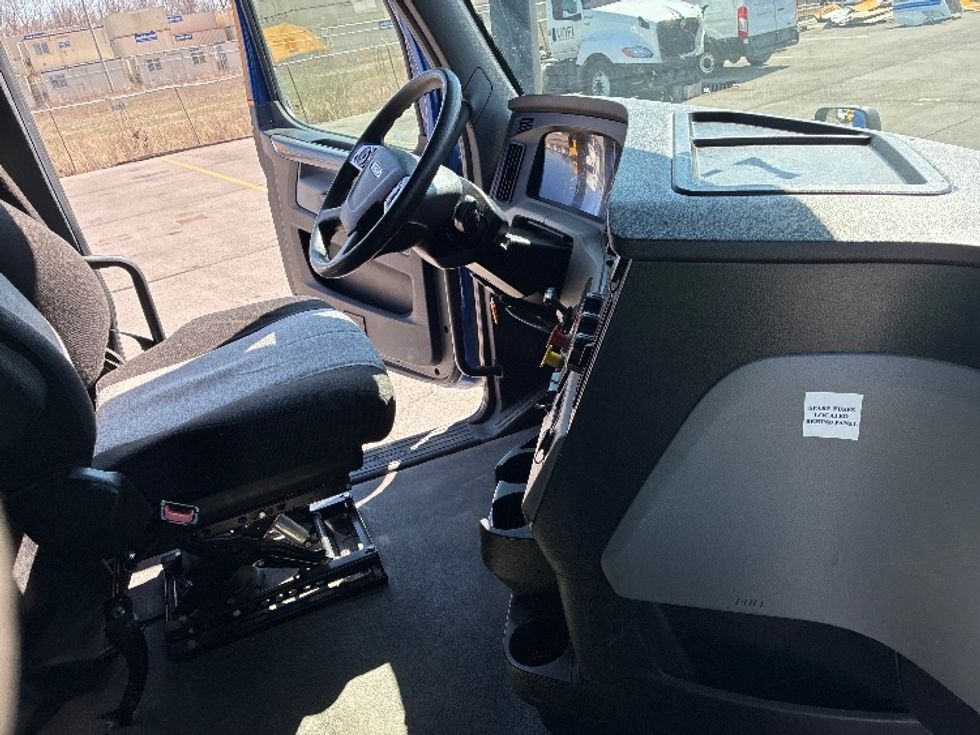 Sleeper Tractor-Heavy Duty Tractors-Freightliner-2021-T12642ST-Fort Wayne-IN-549,751\n\t\tmiles-$ 55,000 - Image 15