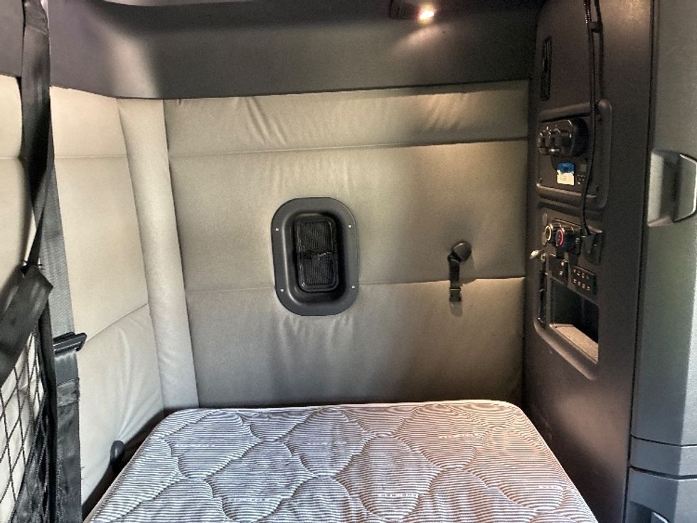 Sleeper Tractor-Heavy Duty Tractors-Freightliner-2021-T12642ST-Fort Wayne-IN-549,751\n\t\tmiles-$ 55,000 - Image 18