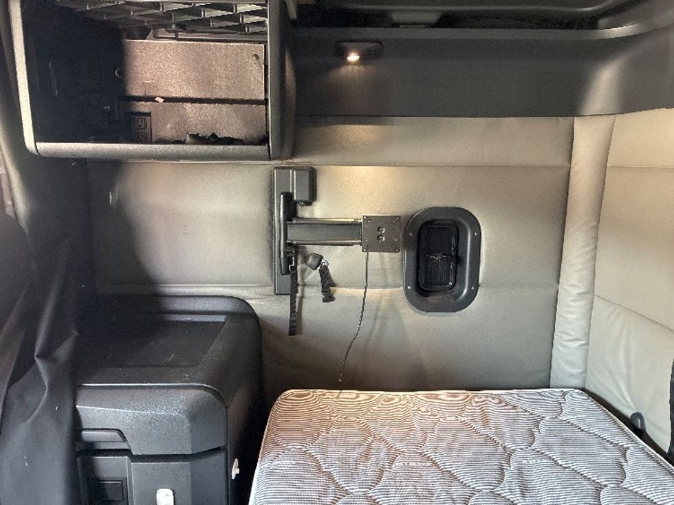 Sleeper Tractor-Heavy Duty Tractors-Freightliner-2021-T12642ST-Fort Wayne-IN-549,751\n\t\tmiles-$ 55,000 - Image 19