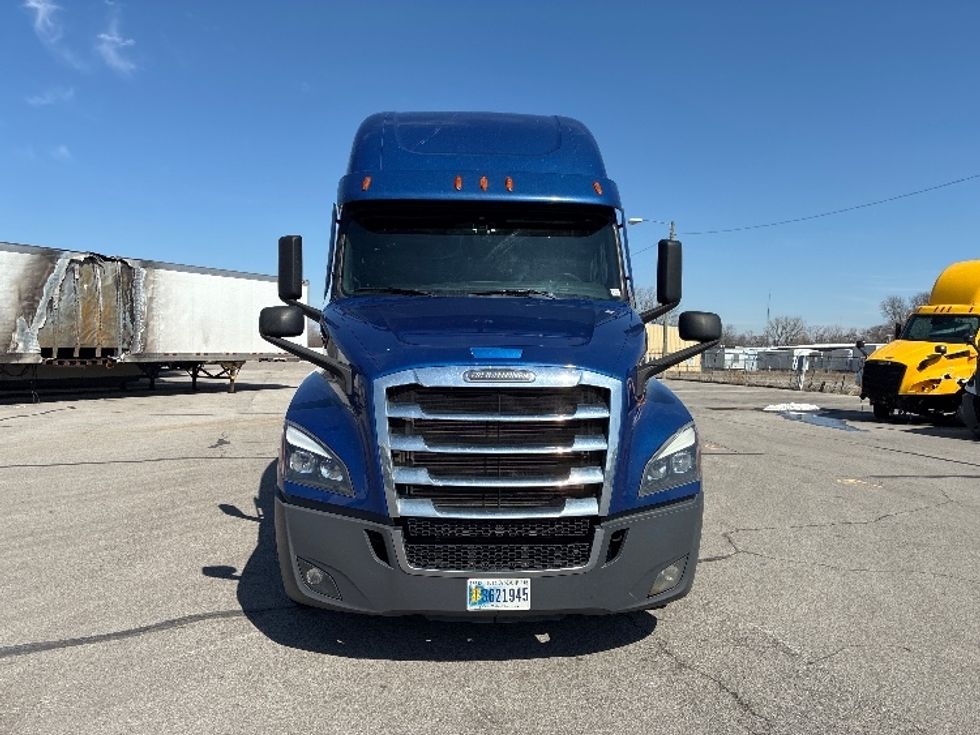 Sleeper Tractor-Heavy Duty Tractors-Freightliner-2021-T12642ST-Fort Wayne-IN-549,751\n\t\tmiles-$ 55,000 - Image 2