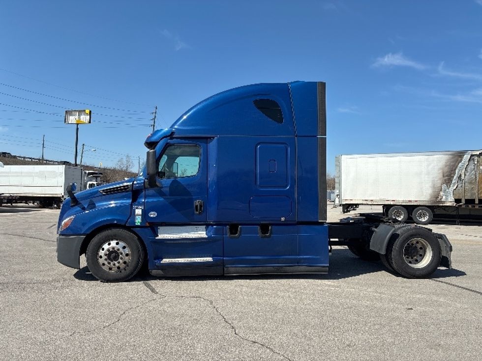 Sleeper Tractor-Heavy Duty Tractors-Freightliner-2021-T12642ST-Fort Wayne-IN-549,751\n\t\tmiles-$ 55,000 - Image 4