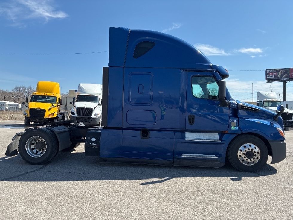 Sleeper Tractor-Heavy Duty Tractors-Freightliner-2021-T12642ST-Fort Wayne-IN-549,751\n\t\tmiles-$ 55,000 - Image 8
