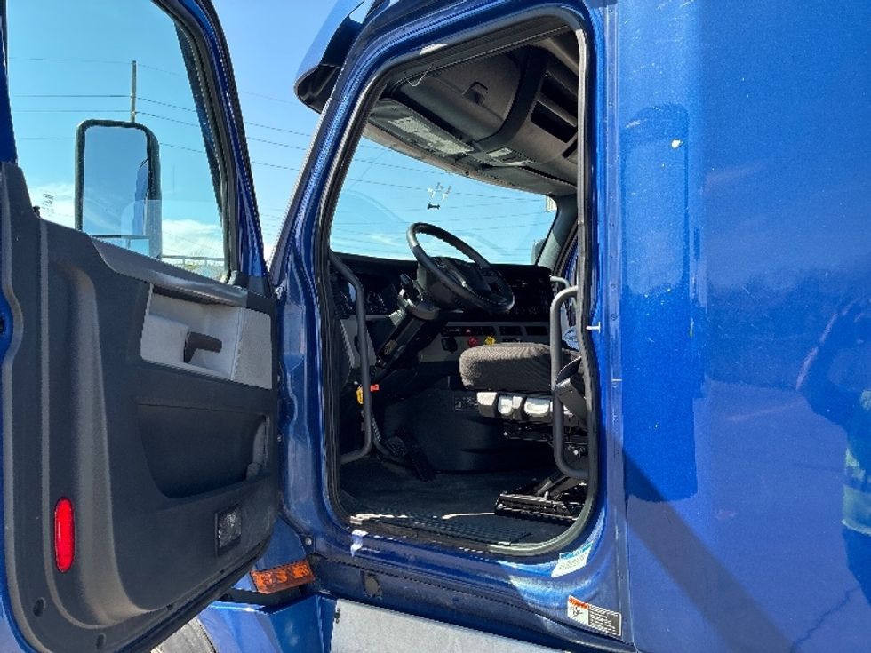 Sleeper Tractor-Heavy Duty Tractors-Freightliner-2021-T12642ST-Fort Wayne-IN-549,751\n\t\tmiles-$ 55,000 - Image 9