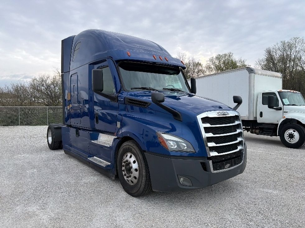 Sleeper Tractor-Heavy Duty Tractors-Freightliner-2021-T12642ST-Fort Wayne-IN-555,890\n\t\tmiles-$ 54,000 - Image 1