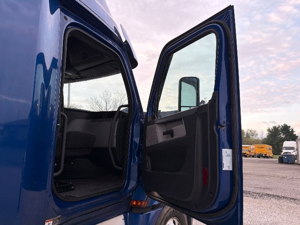 Sleeper Tractor-Heavy Duty Tractors-Freightliner-2021-T12642ST-Fort Wayne-IN-555,890\n\t\tmiles-$ 54,000 - Image 13