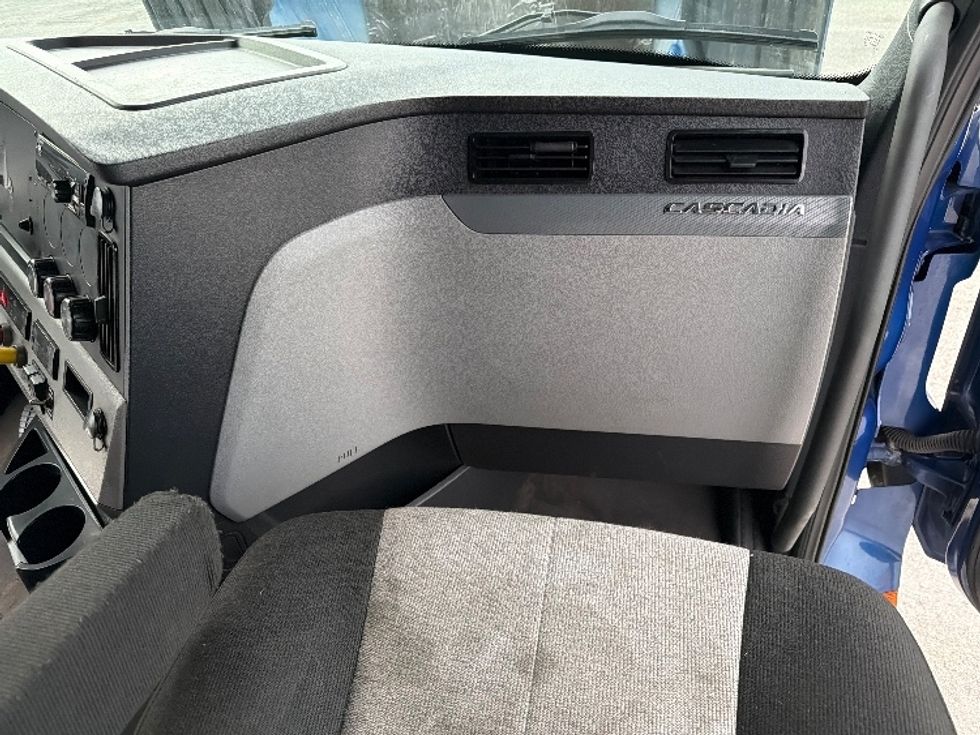 Sleeper Tractor-Heavy Duty Tractors-Freightliner-2021-T12642ST-Fort Wayne-IN-555,890\n\t\tmiles-$ 54,000 - Image 14