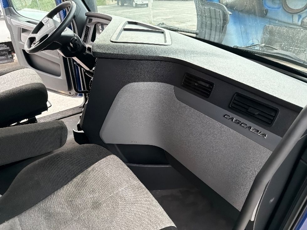 Sleeper Tractor-Heavy Duty Tractors-Freightliner-2021-T12642ST-Fort Wayne-IN-555,890\n\t\tmiles-$ 54,000 - Image 15