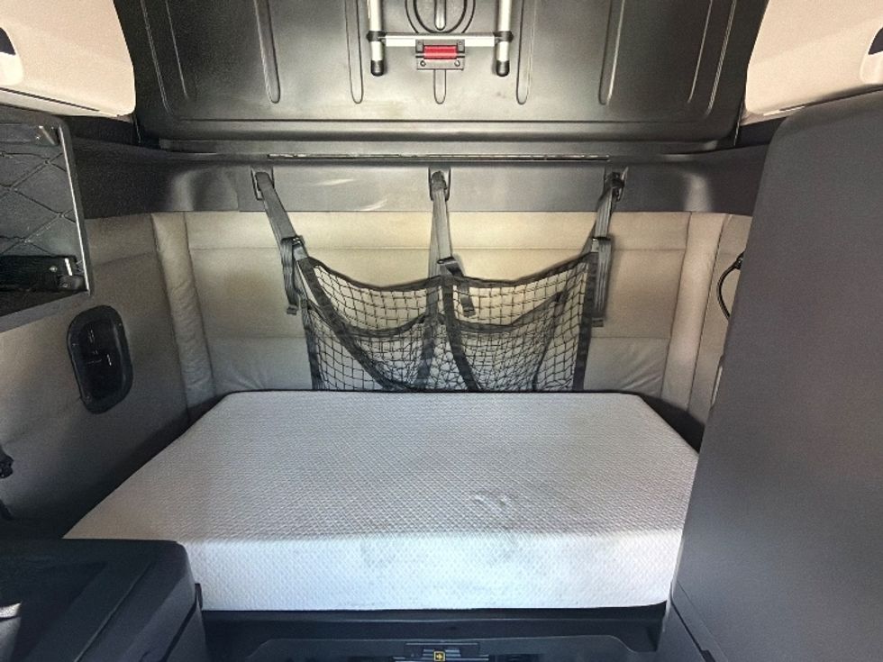 Sleeper Tractor-Heavy Duty Tractors-Freightliner-2021-T12642ST-Fort Wayne-IN-555,890\n\t\tmiles-$ 54,000 - Image 16