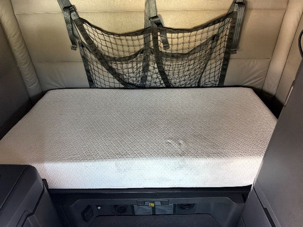 Sleeper Tractor-Heavy Duty Tractors-Freightliner-2021-T12642ST-Fort Wayne-IN-555,890\n\t\tmiles-$ 54,000 - Image 17