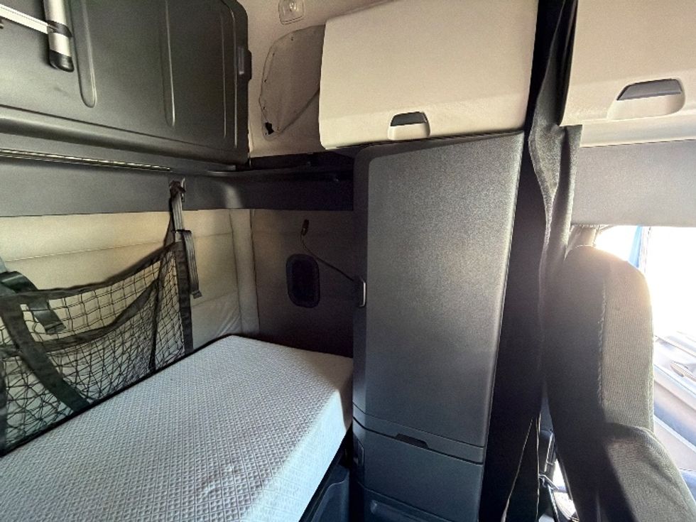 Sleeper Tractor-Heavy Duty Tractors-Freightliner-2021-T12642ST-Fort Wayne-IN-555,890\n\t\tmiles-$ 54,000 - Image 18