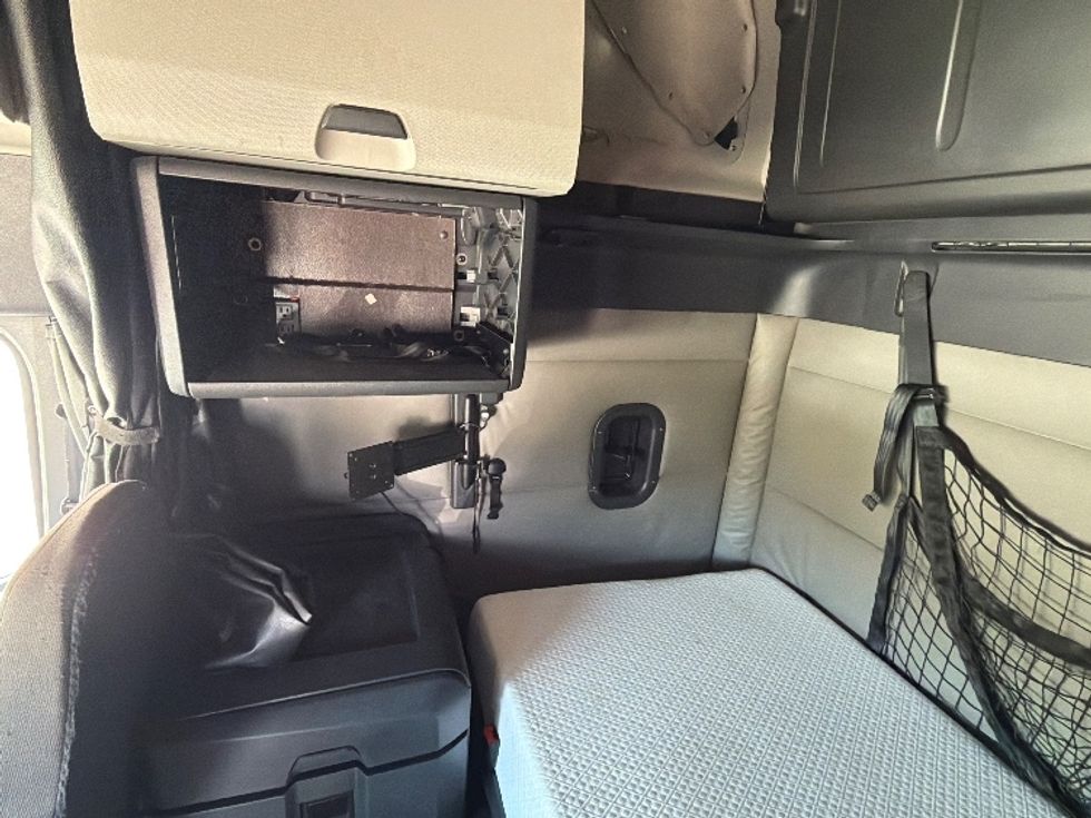 Sleeper Tractor-Heavy Duty Tractors-Freightliner-2021-T12642ST-Fort Wayne-IN-555,890\n\t\tmiles-$ 54,000 - Image 19