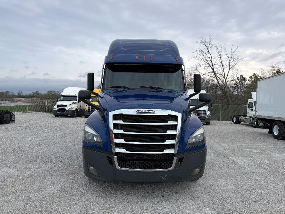 Sleeper Tractor-Heavy Duty Tractors-Freightliner-2021-T12642ST-Fort Wayne-IN-555,890\n\t\tmiles-$ 54,000 - Image 2