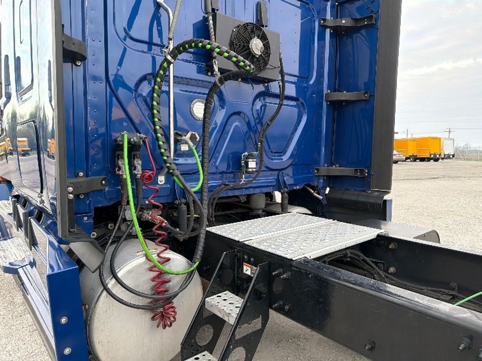 Sleeper Tractor-Heavy Duty Tractors-Freightliner-2021-T12642ST-Fort Wayne-IN-555,890\n\t\tmiles-$ 54,000 - Image 22