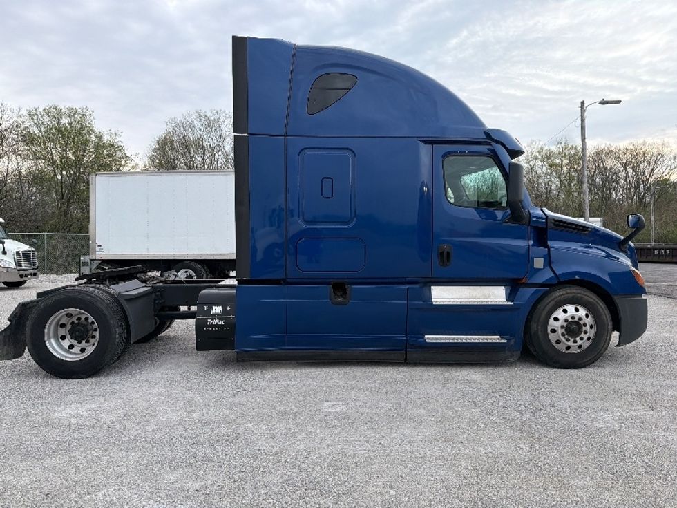 Sleeper Tractor-Heavy Duty Tractors-Freightliner-2021-T12642ST-Fort Wayne-IN-555,890\n\t\tmiles-$ 54,000 - Image 8