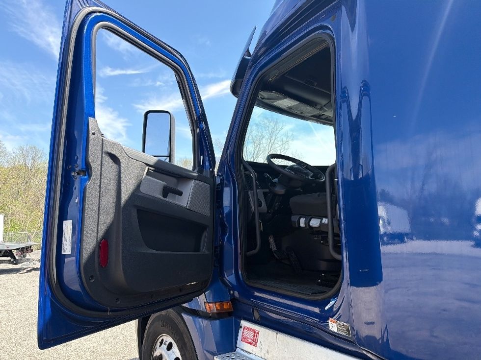 Sleeper Tractor-Heavy Duty Tractors-Freightliner-2021-T12642ST-Fort Wayne-IN-555,890\n\t\tmiles-$ 54,000 - Image 9