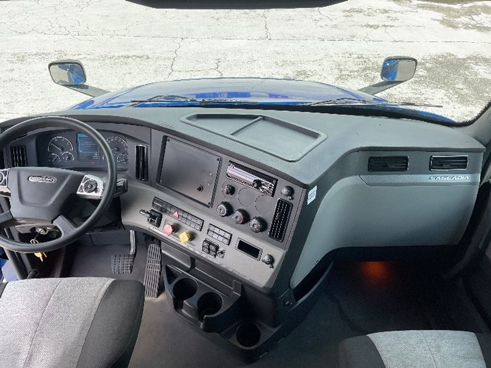 Sleeper Tractor-Heavy Duty Tractors-Freightliner-2021-T12642ST-Fort Wayne-IN-640,145\n\t\tmiles-$ 46,750 - Image 12