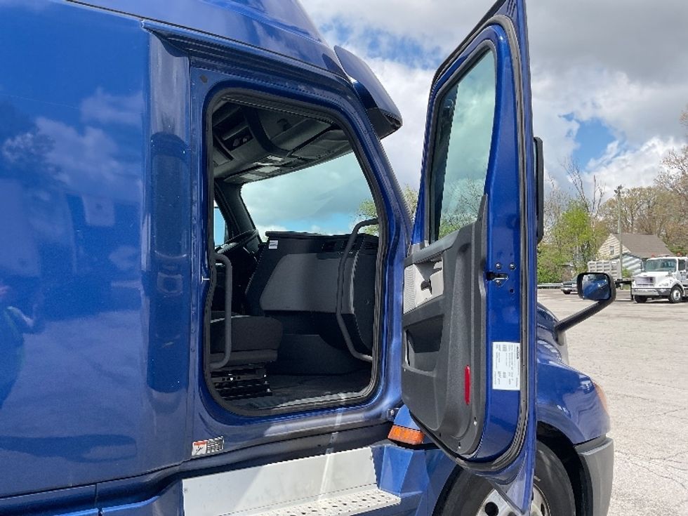 Sleeper Tractor-Heavy Duty Tractors-Freightliner-2021-T12642ST-Fort Wayne-IN-640,145\n\t\tmiles-$ 46,750 - Image 13