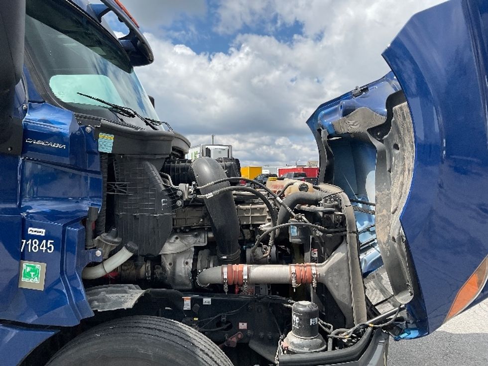 Sleeper Tractor-Heavy Duty Tractors-Freightliner-2021-T12642ST-Fort Wayne-IN-640,145\n\t\tmiles-$ 46,750 - Image 20