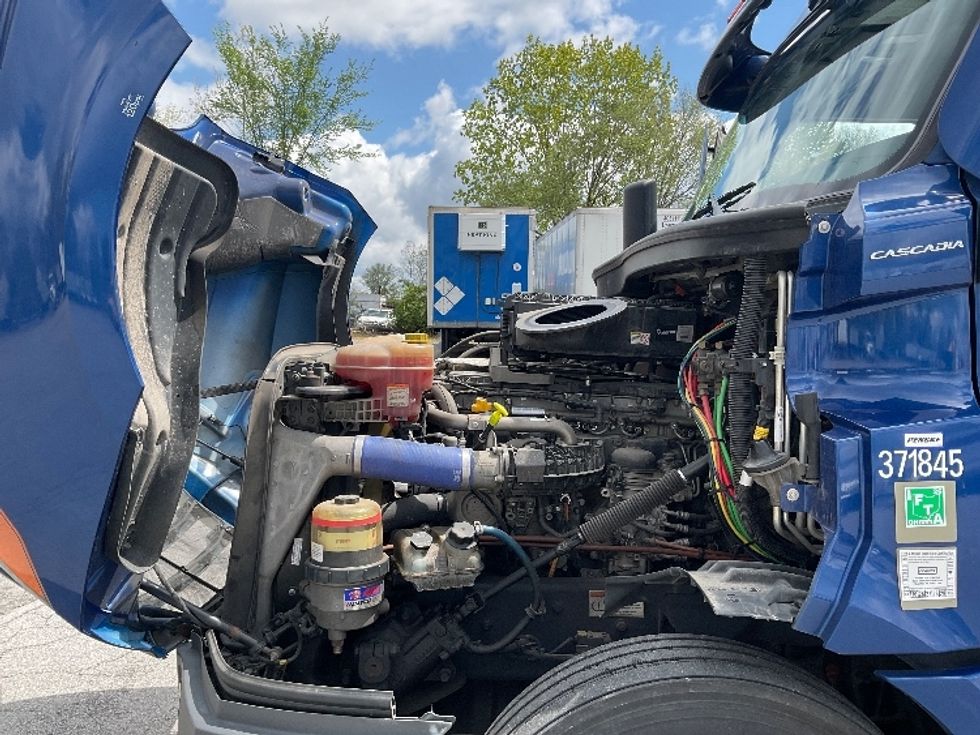 Sleeper Tractor-Heavy Duty Tractors-Freightliner-2021-T12642ST-Fort Wayne-IN-640,145\n\t\tmiles-$ 46,750 - Image 21