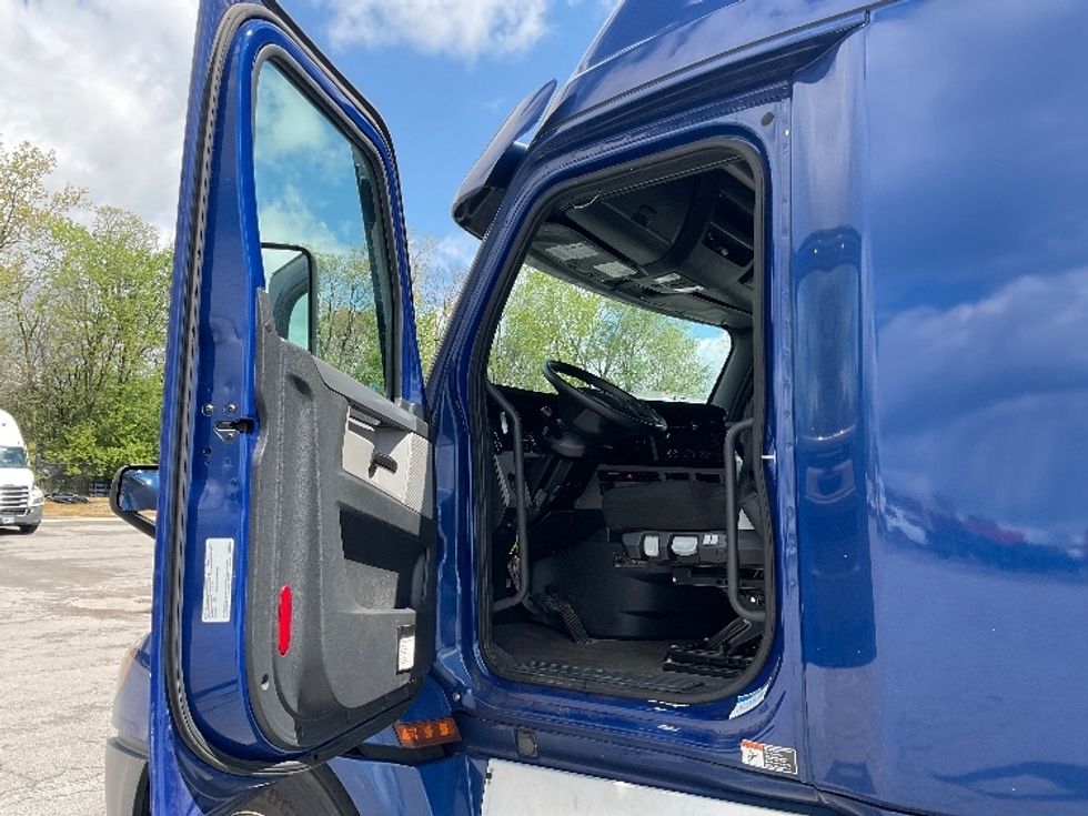 Sleeper Tractor-Heavy Duty Tractors-Freightliner-2021-T12642ST-Fort Wayne-IN-640,145\n\t\tmiles-$ 46,750 - Image 9