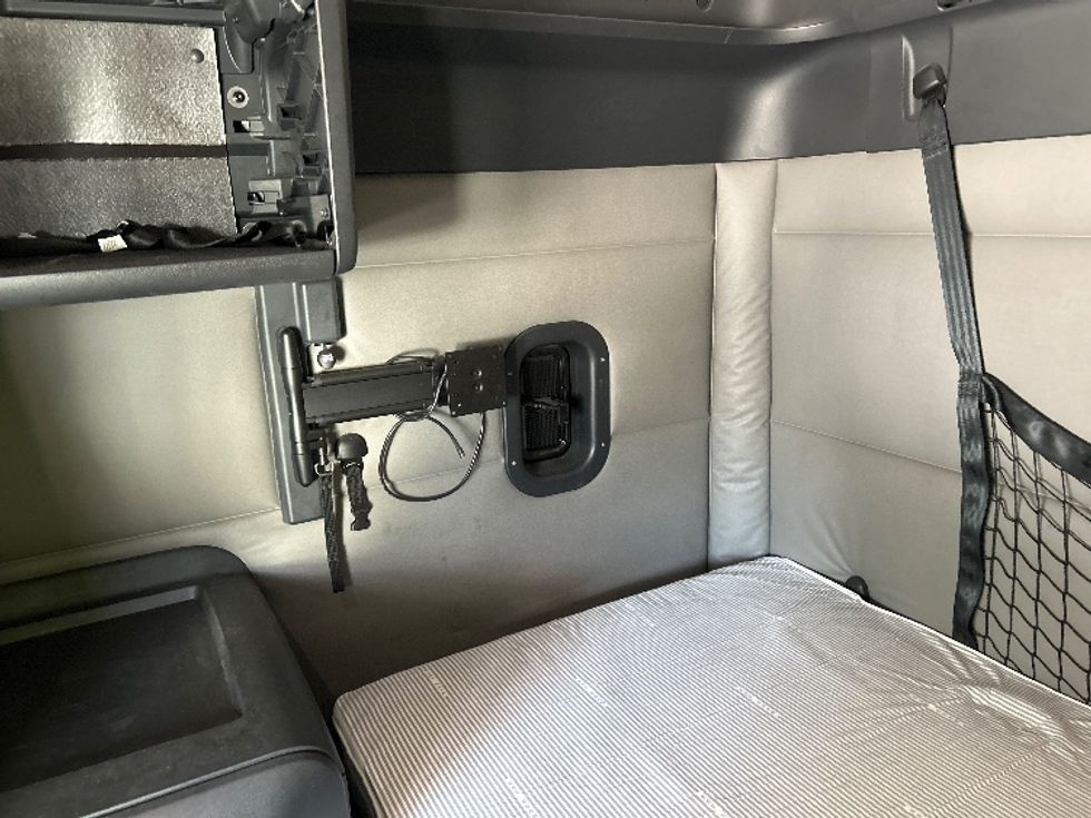 Sleeper Tractor-Heavy Duty Tractors-Freightliner-2021-T12642ST-Lexington-SC-343,988\n\t\tmiles-$ 73,250 - Image 19