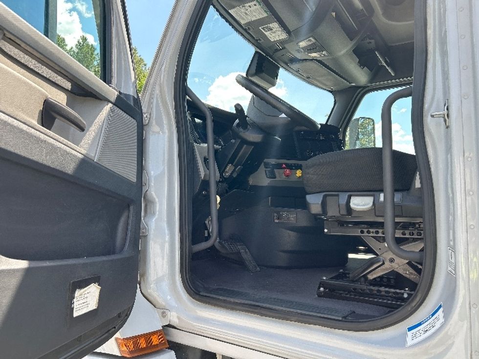 Sleeper Tractor-Heavy Duty Tractors-Freightliner-2021-T12642ST-Lexington-SC-343,988\n\t\tmiles-$ 73,250 - Image 9