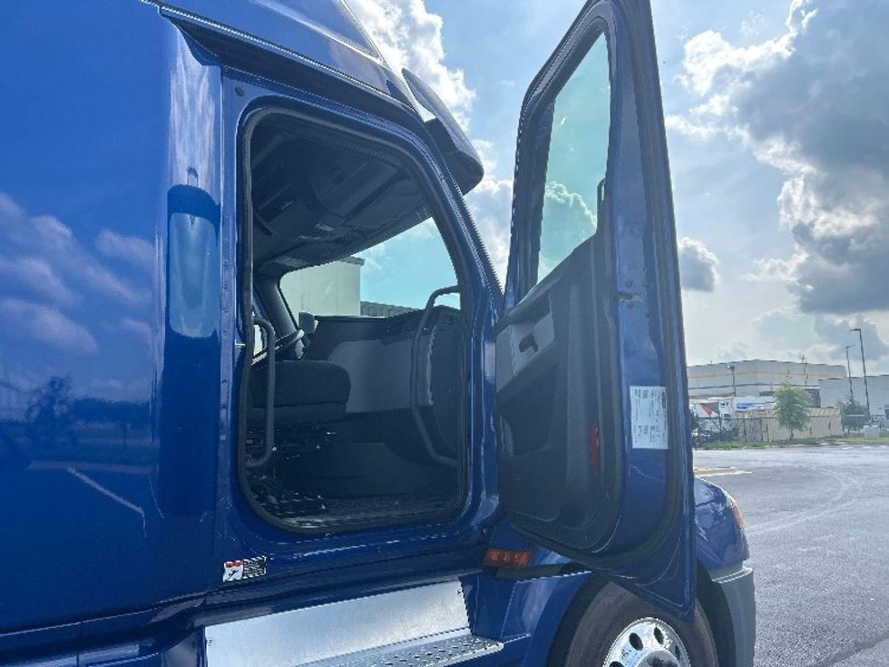 Sleeper Tractor-Heavy Duty Tractors-Freightliner-2021-T12642ST-Madison-AL-483,738\n\t\tmiles-$ 64,750 - Image 12