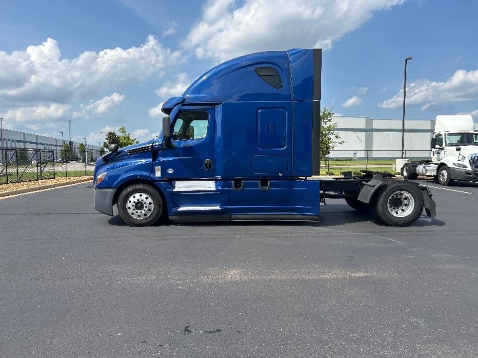 Sleeper Tractor-Heavy Duty Tractors-Freightliner-2021-T12642ST-Madison-AL-483,738\n\t\tmiles-$ 64,750 - Image 4