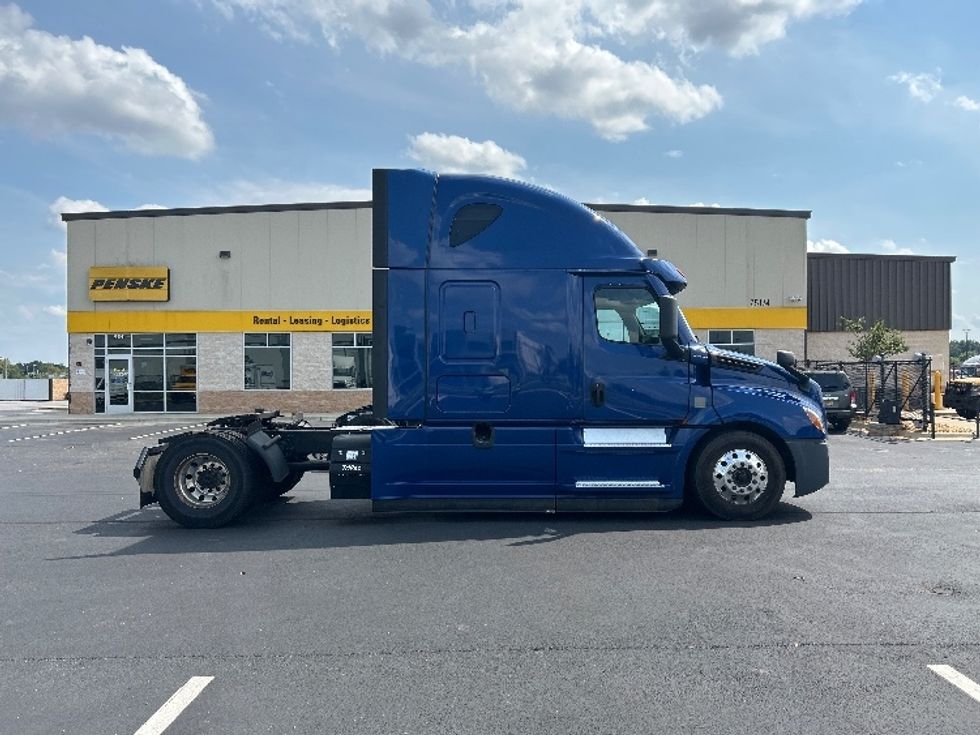Sleeper Tractor-Heavy Duty Tractors-Freightliner-2021-T12642ST-Madison-AL-483,738\n\t\tmiles-$ 64,750 - Image 7