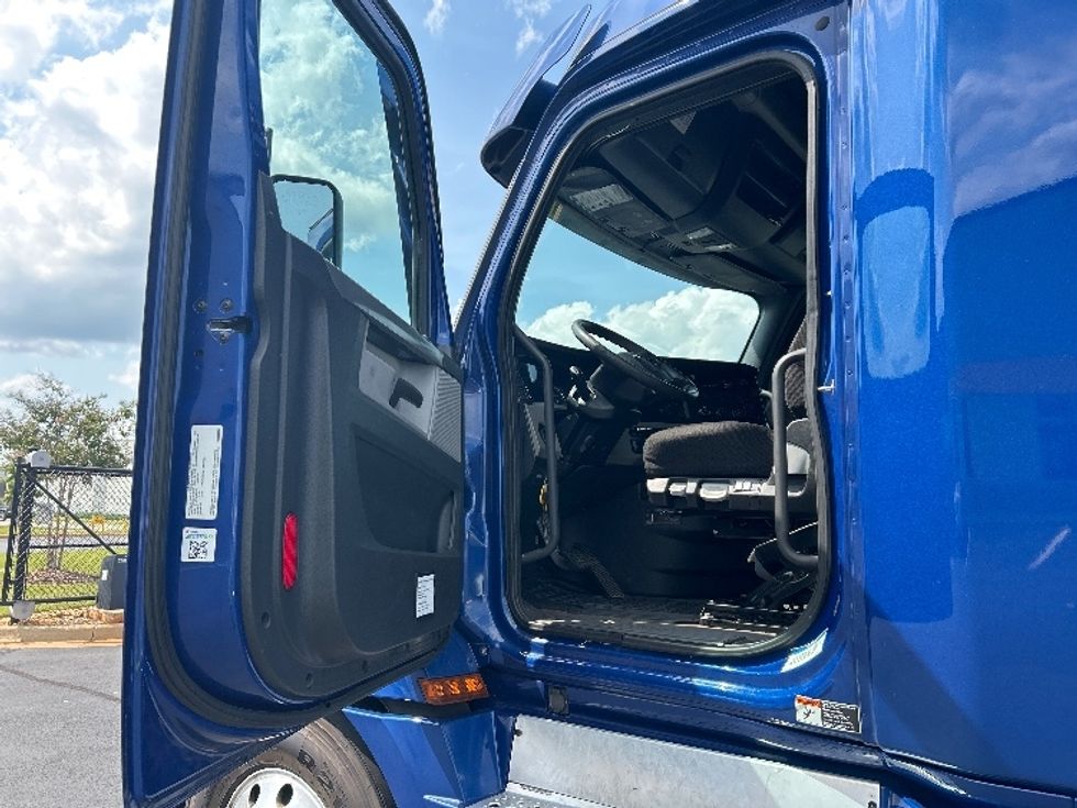 Sleeper Tractor-Heavy Duty Tractors-Freightliner-2021-T12642ST-Madison-AL-483,738\n\t\tmiles-$ 64,750 - Image 8