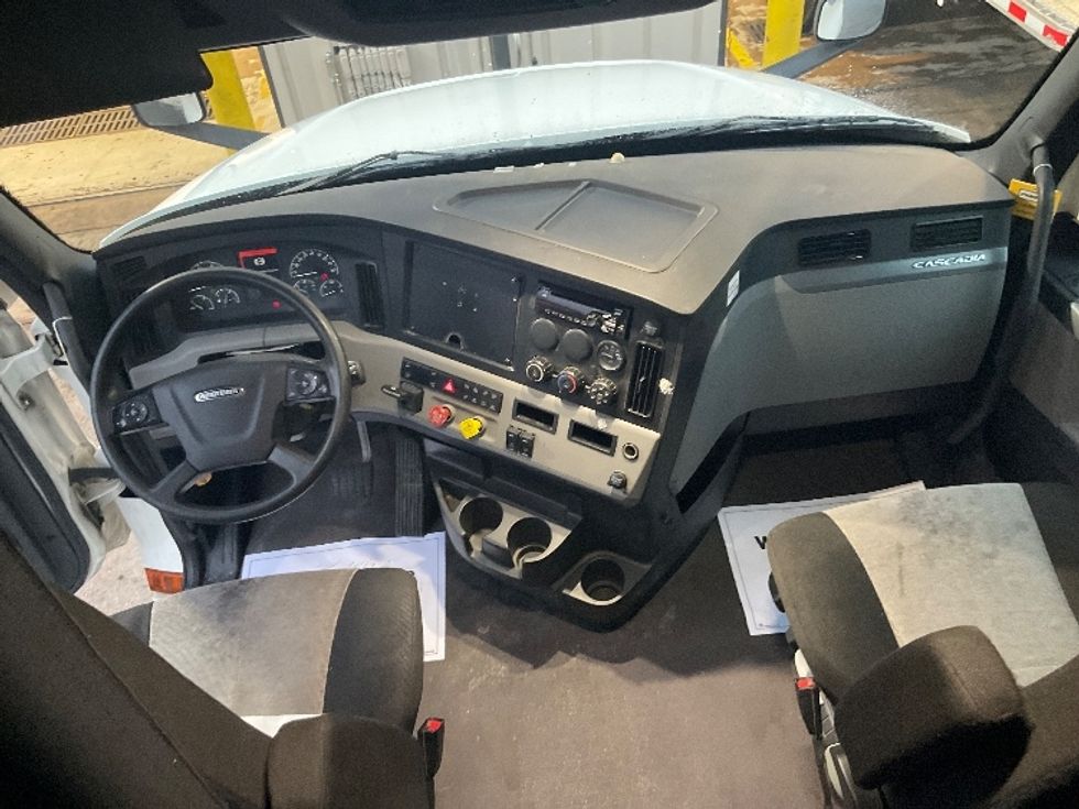 Sleeper Tractor-Heavy Duty Tractors-Freightliner-2021-T12642ST-New Castle-DE-644,826\n\t\tmiles-$ 47,000 - Image 12