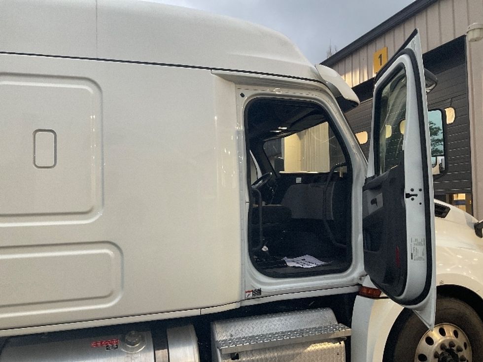 Sleeper Tractor-Heavy Duty Tractors-Freightliner-2021-T12642ST-New Castle-DE-644,826\n\t\tmiles-$ 47,000 - Image 13