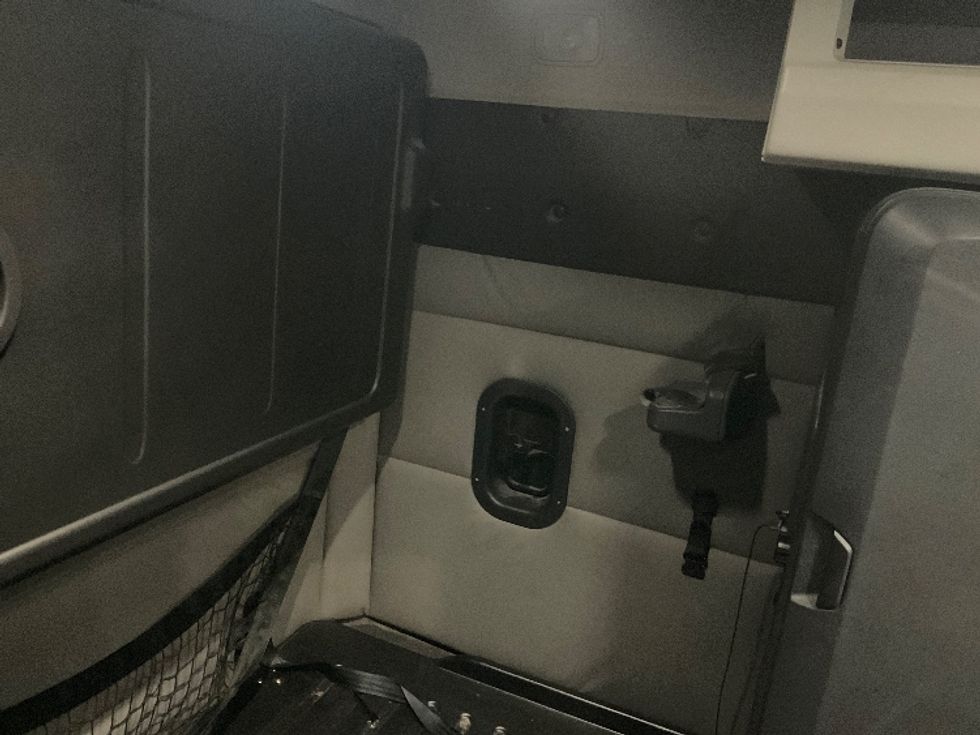 Sleeper Tractor-Heavy Duty Tractors-Freightliner-2021-T12642ST-New Castle-DE-644,826\n\t\tmiles-$ 47,000 - Image 18