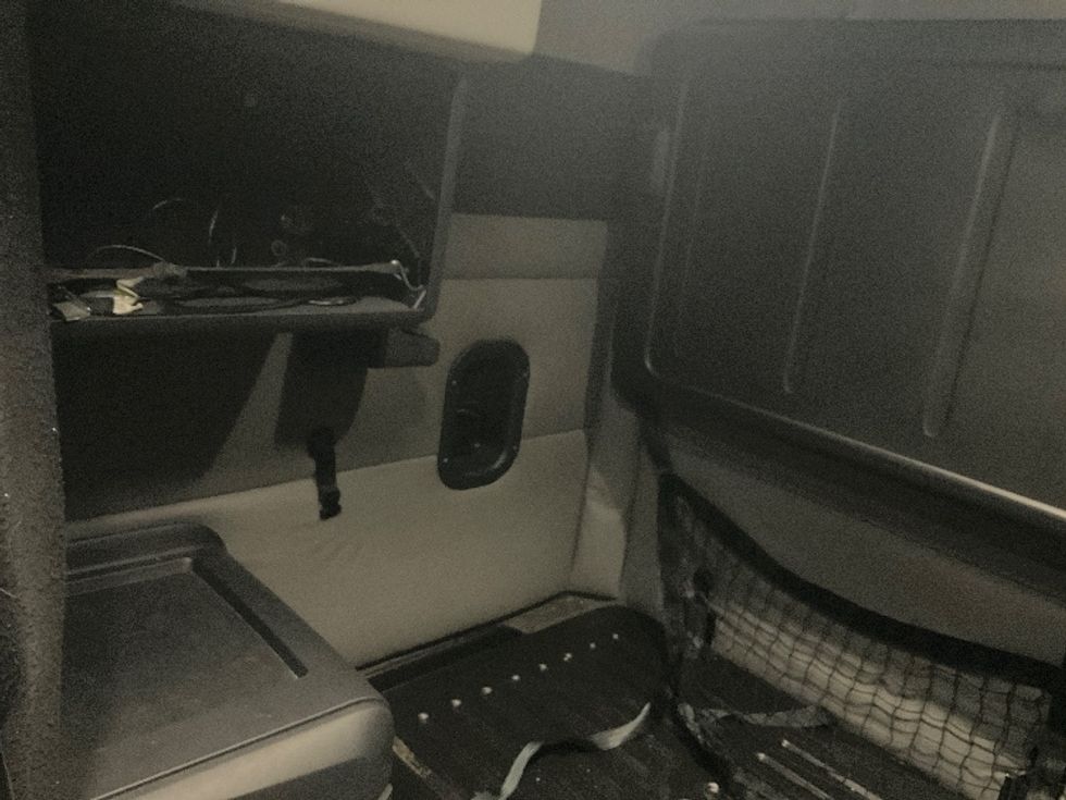 Sleeper Tractor-Heavy Duty Tractors-Freightliner-2021-T12642ST-New Castle-DE-644,826\n\t\tmiles-$ 47,000 - Image 19