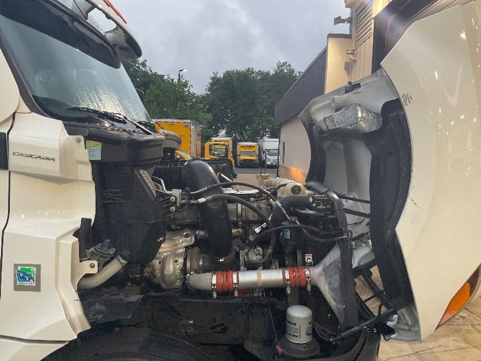 Sleeper Tractor-Heavy Duty Tractors-Freightliner-2021-T12642ST-New Castle-DE-644,826\n\t\tmiles-$ 47,000 - Image 20