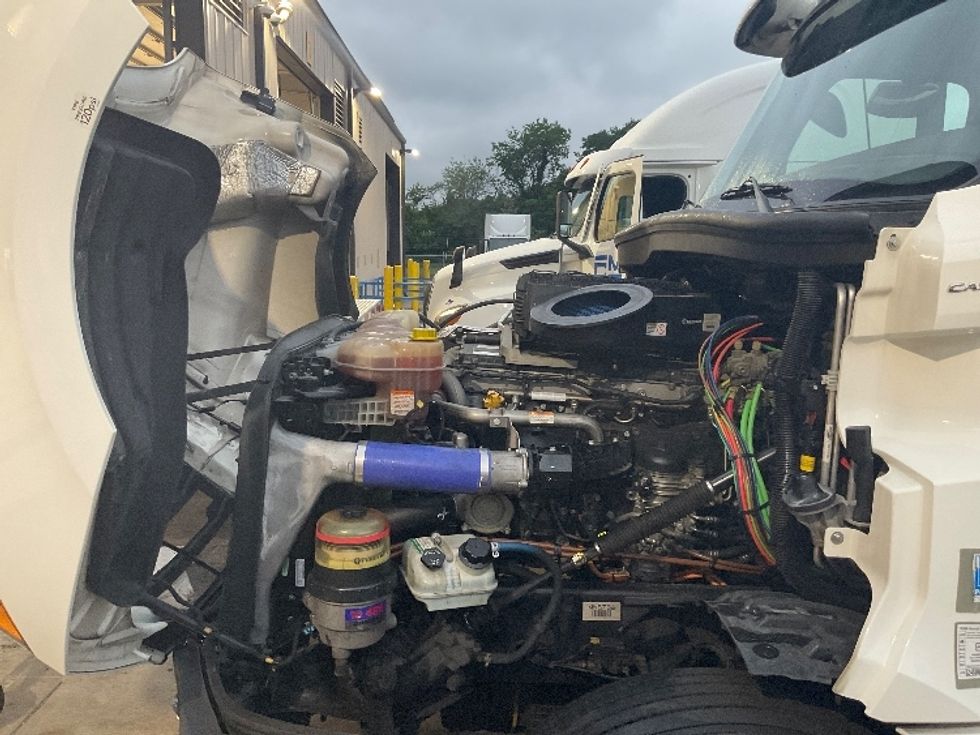 Sleeper Tractor-Heavy Duty Tractors-Freightliner-2021-T12642ST-New Castle-DE-644,826\n\t\tmiles-$ 47,000 - Image 21