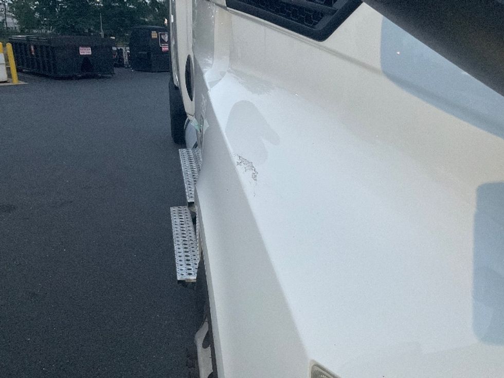 Sleeper Tractor-Heavy Duty Tractors-Freightliner-2021-T12642ST-New Castle-DE-644,826\n\t\tmiles-$ 47,000 - Image 24