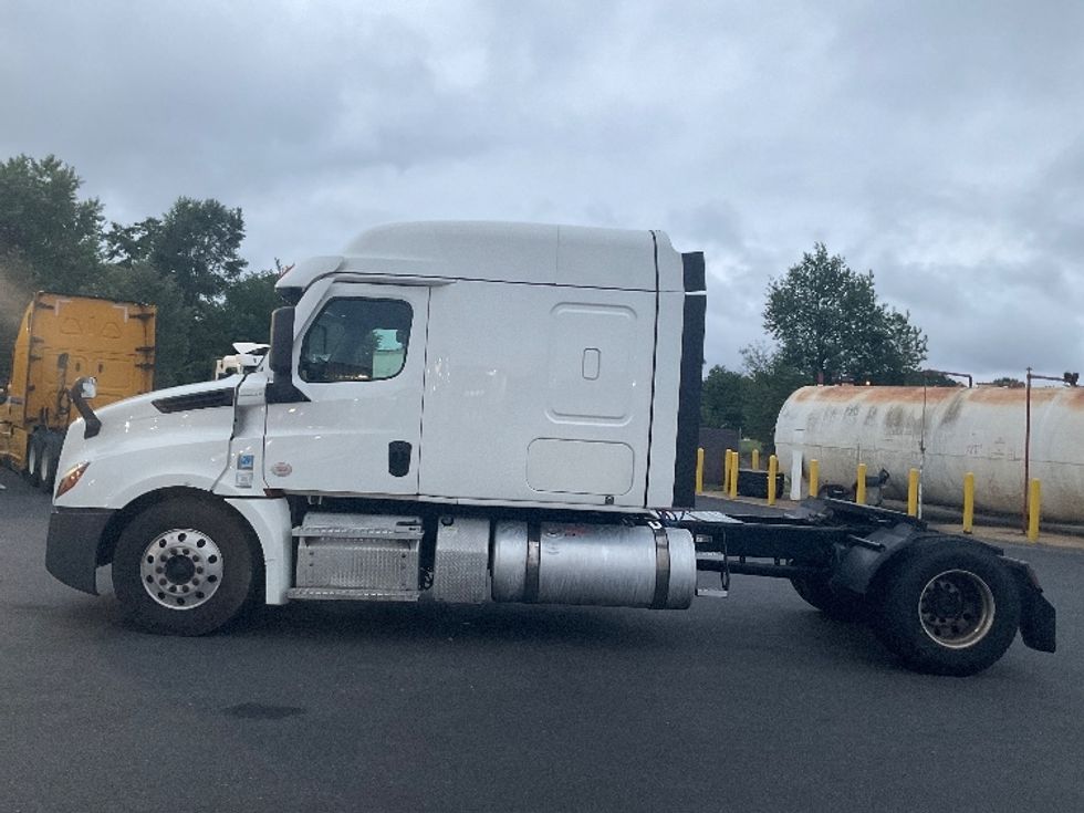 Sleeper Tractor-Heavy Duty Tractors-Freightliner-2021-T12642ST-New Castle-DE-644,826\n\t\tmiles-$ 47,000 - Image 4